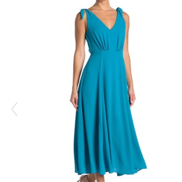 Betsey Johnson Dresses & Skirts - 👑 Betsey Johnson V Neck Crepe Midi Dress 👑